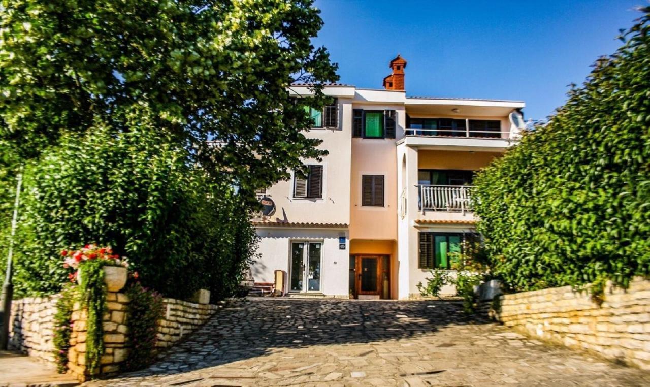 Apartments With A Swimming Pool Pula - 7356 Exterior photo